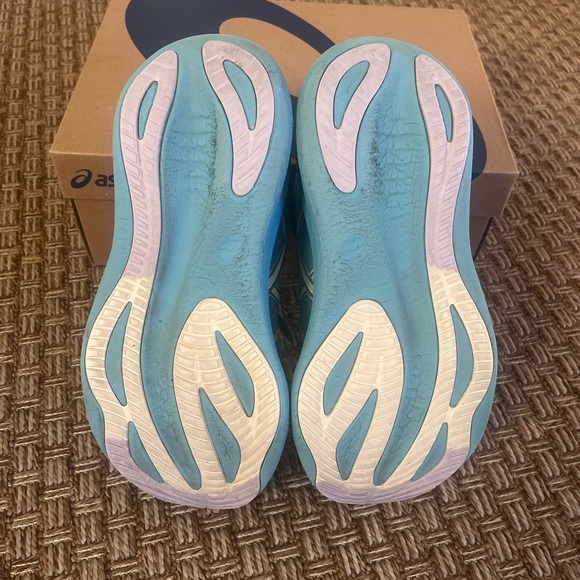 Asics Women's Gel Nimbus 27 Running Shoes - Picture 12 of 15